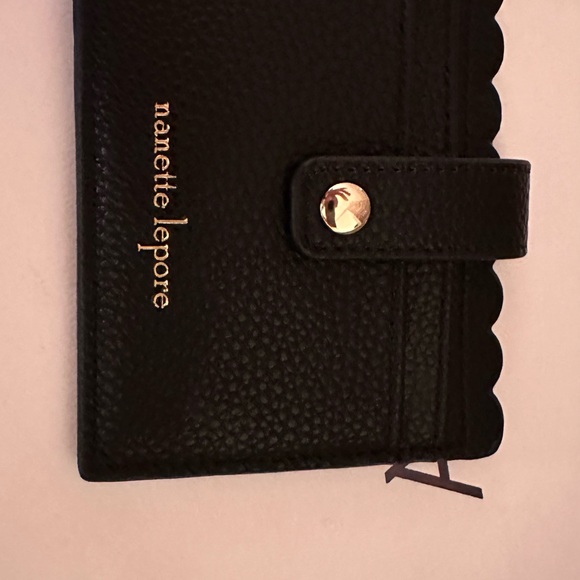 Black bracelet with a gold o- ring for car keys and credit card holder. - Picture 2 of 6